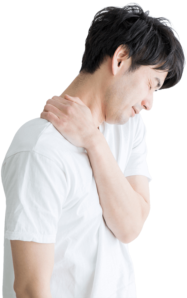 肩を押さえる男性